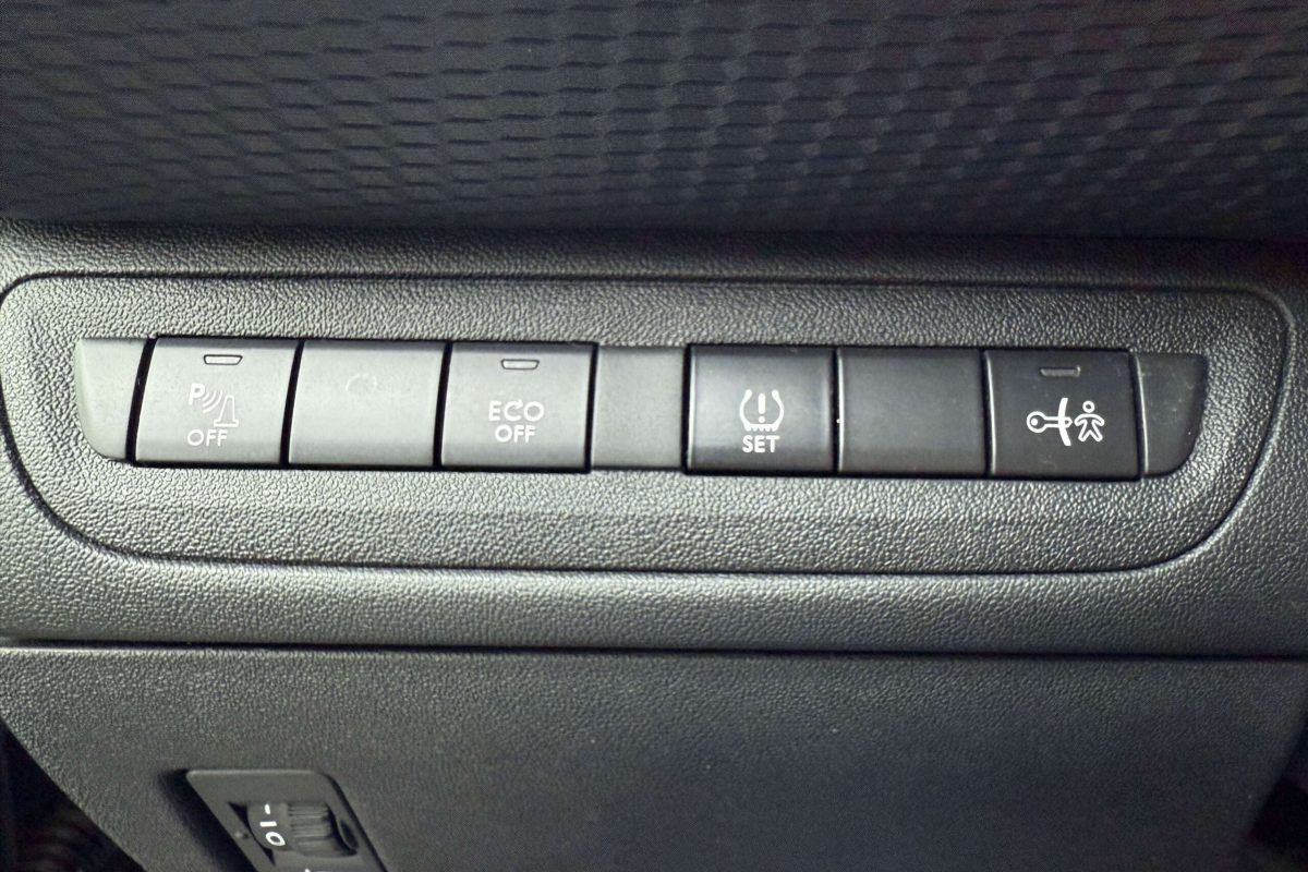 PEUGEOT 2008-23