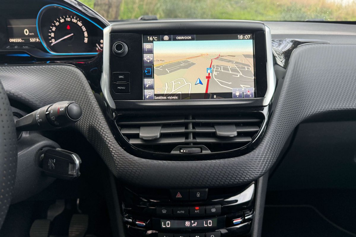 PEUGEOT 2008-9