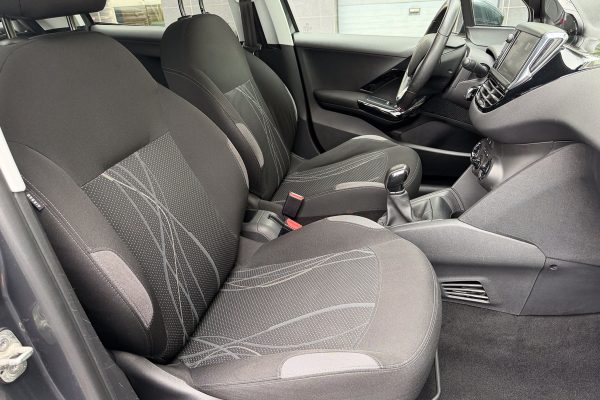 PEUGEOT 208 29-QC-38-11