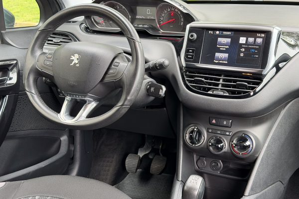 PEUGEOT 208 29-QC-38-15