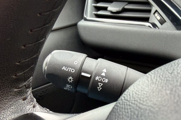 PEUGEOT 208 29-QC-38-22