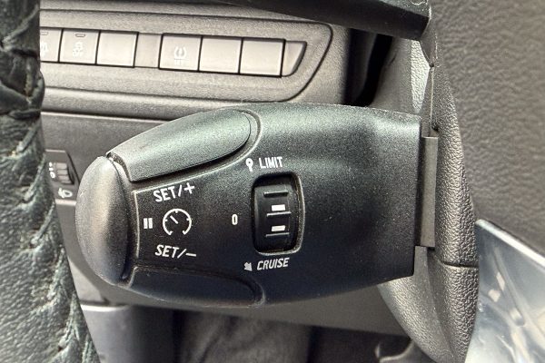 PEUGEOT 208 29-QC-38-3