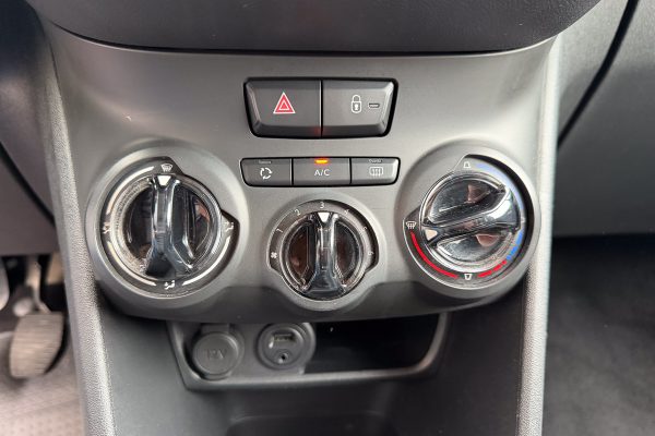 PEUGEOT 208 29-QC-38-4