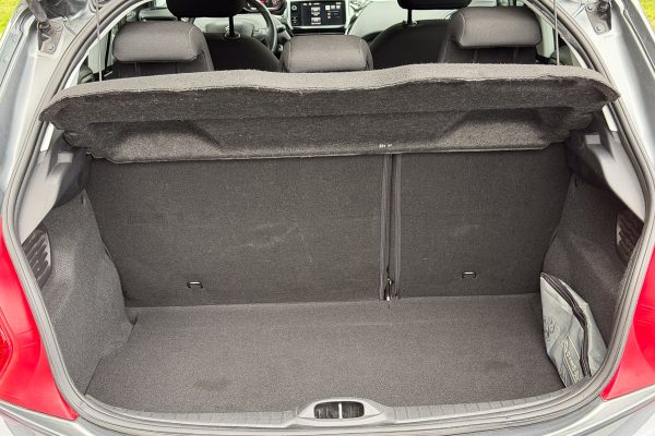 PEUGEOT 208 29-QC-38-6