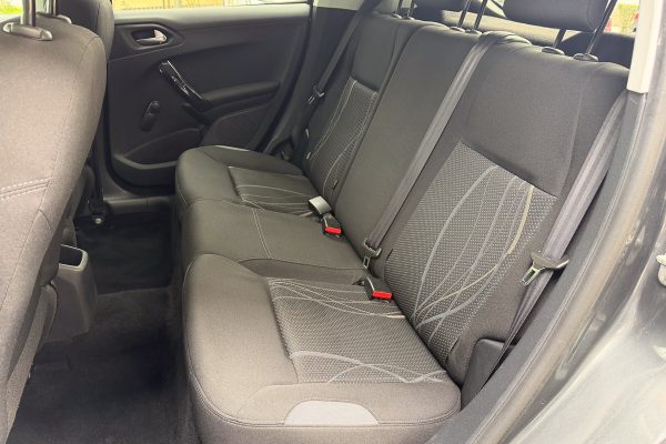 PEUGEOT 208 29-QC-38-7