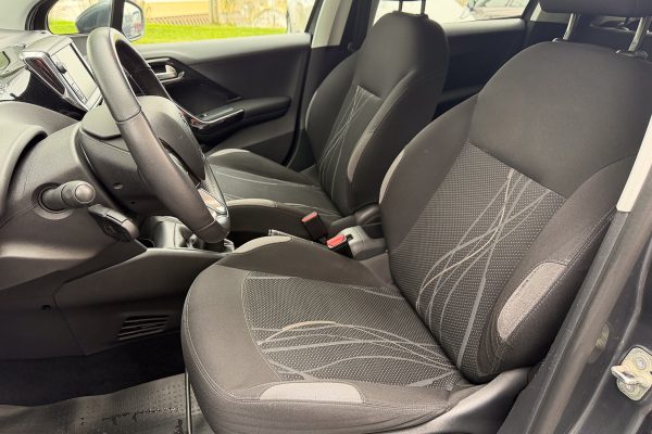 PEUGEOT 208 29-QC-38-8