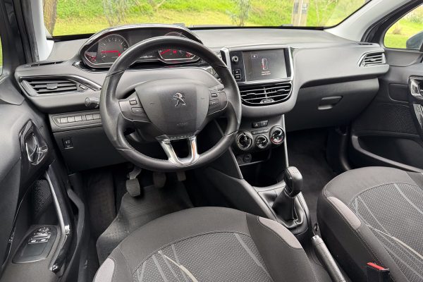 PEUGEOT 208 29-QC-38-9