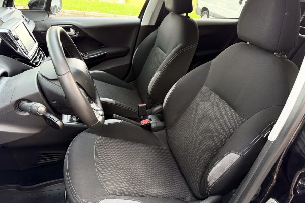 Peugeot 208 00-QV-20-8