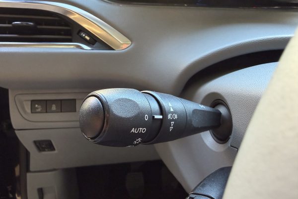 Peugeot 208 01-MT-03-5