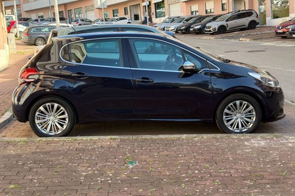 Peugeot 208-4