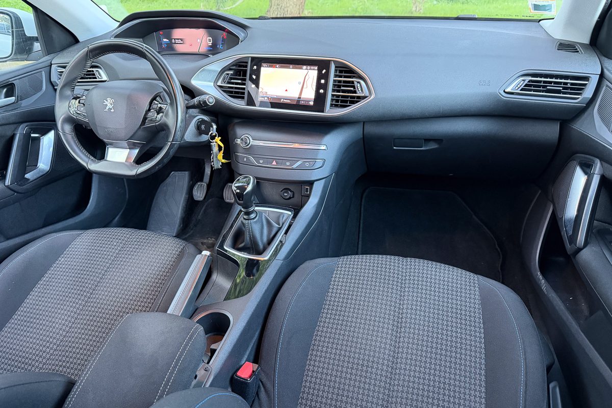 Peugeot 308 AD-95-IU-15