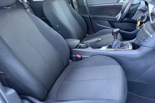 Peugeot 308 AD-95-IU-8