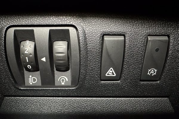 Renault Megane 70-OU-43-14