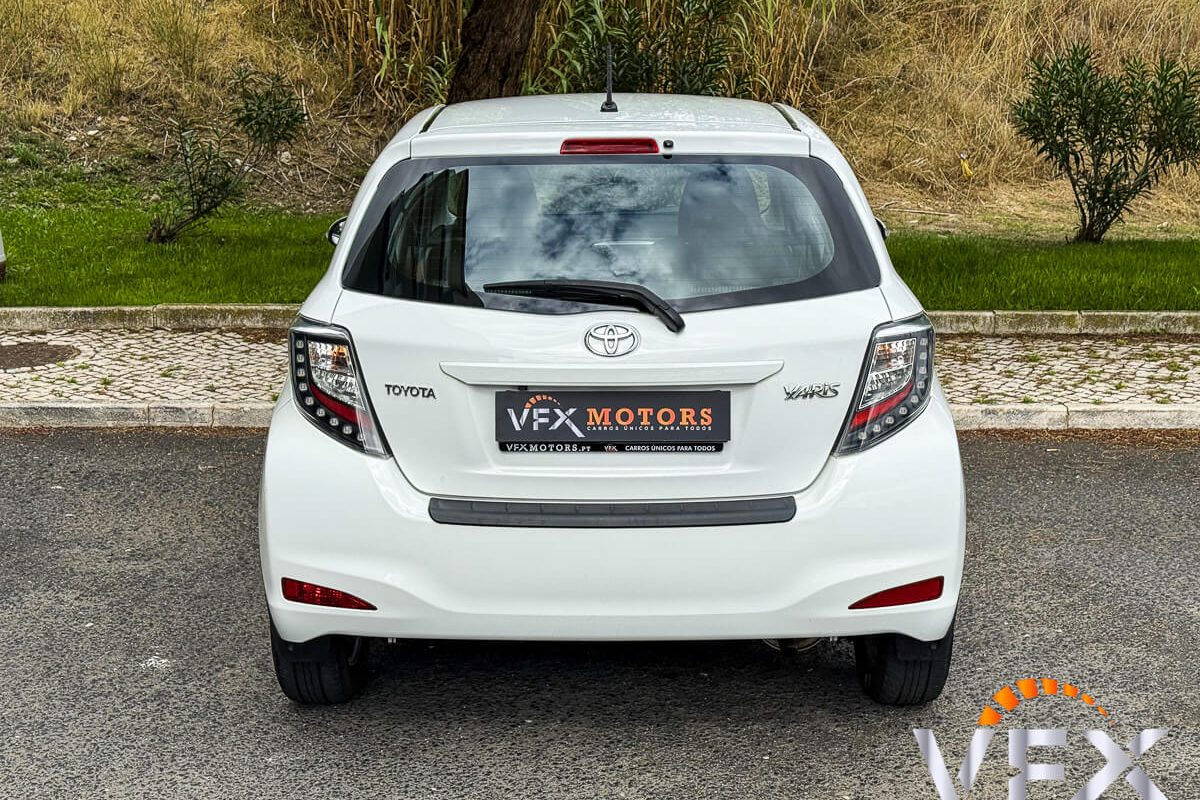 TOYOTA YARIS-16