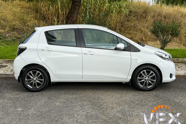 TOYOTA YARIS-21
