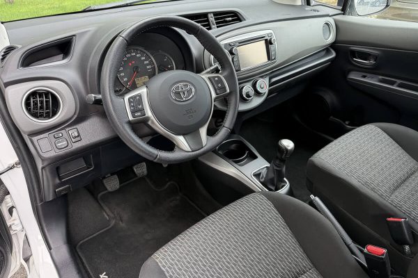 TOYOTA YARIS-4