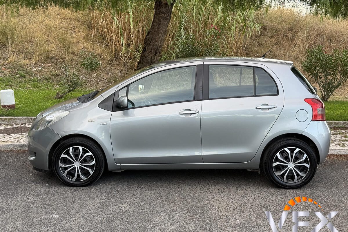 TOYOTA YARIS_-12