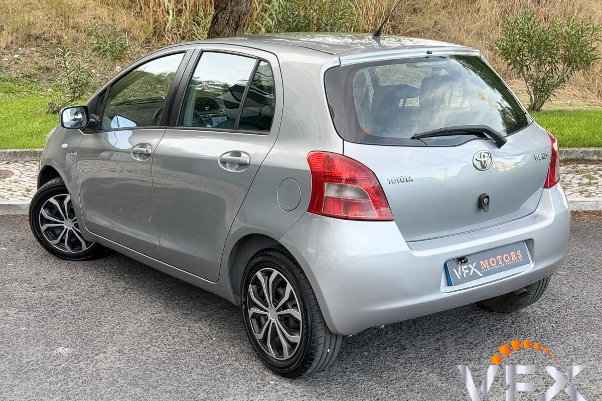 TOYOTA YARIS_-2