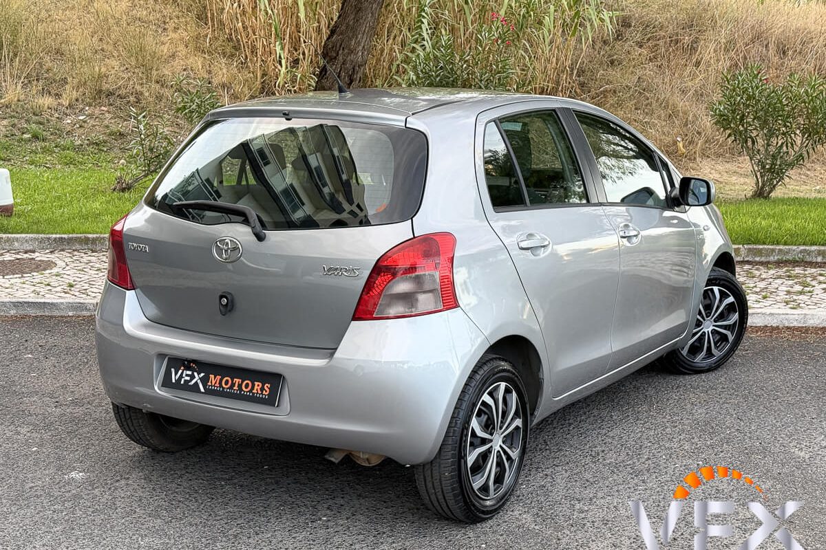 TOYOTA YARIS_-3