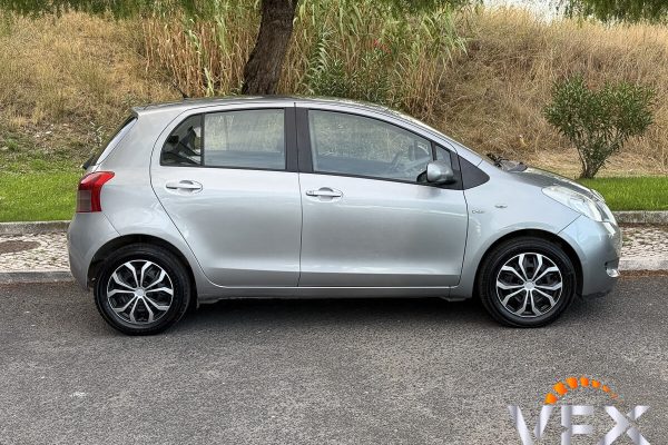 TOYOTA YARIS_-5