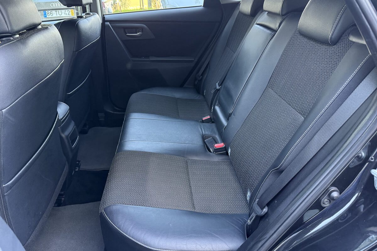 toyota auris-14