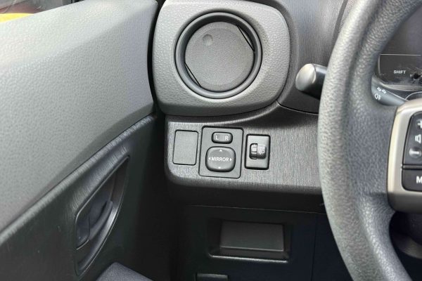 toyota yaris_-12